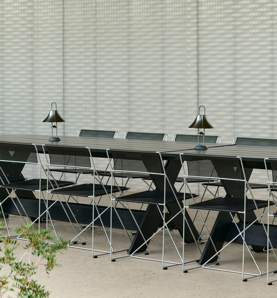 LifTe北欧の暮らし デンマーク発祥のHAYがアルネ・ヤコブセンが復刻するX-Line Chair Hot Galvanised