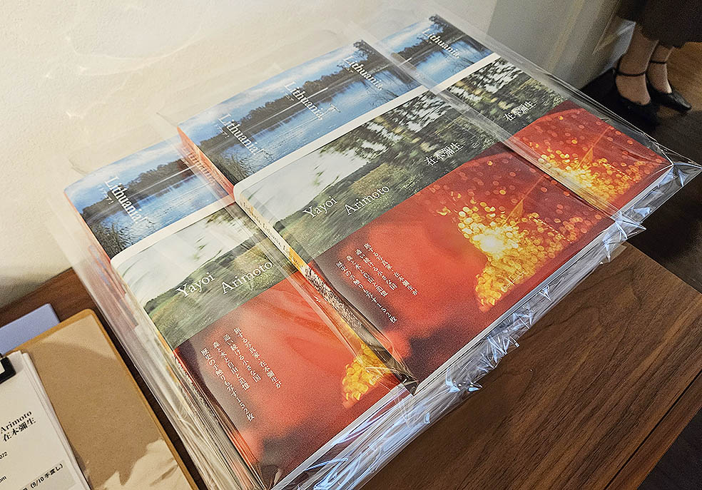 LifTe北欧の暮らし リトアニア大使館で開催された在本彌生の写真集『リトアニア リトアニア リトアニア!』の刊行記念イベントで並んだ書籍