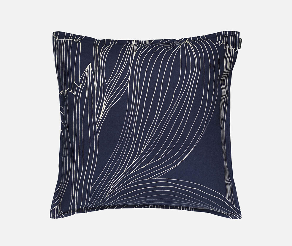 LifTe北欧の暮らし 9月5日(金)から発売開始となるフィンランドのデザインハウス マリメッコ(marimekko)の新作ホームコレクションKukat puhkeavat（クカット プーケアヴァット）の50×50cm クッションカバー