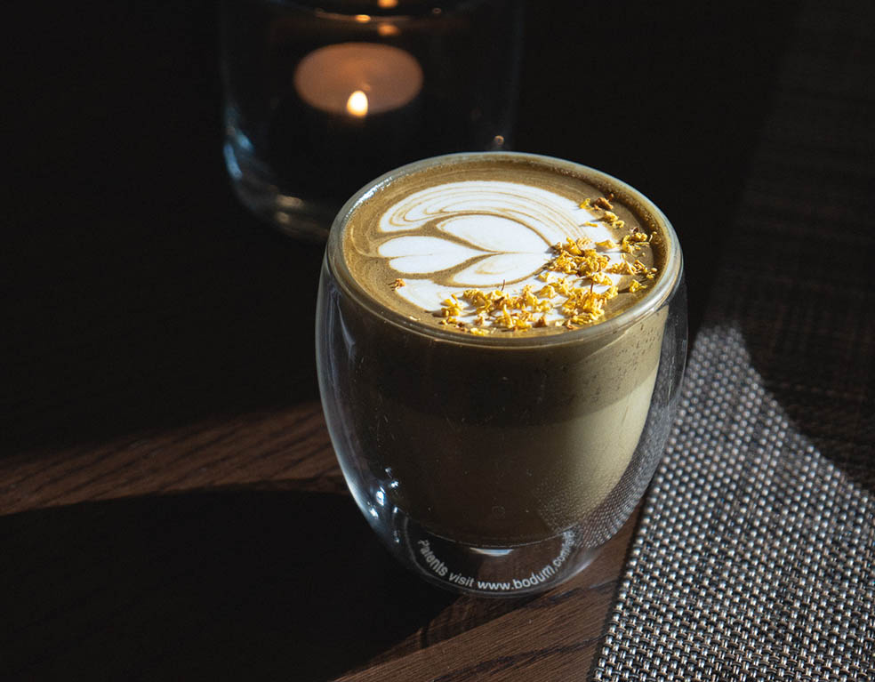 LifTe北欧の暮らし デンマーク出身のフラワーアーティスト ニコライ・バーグマンが手がける「ニコライ バーグマン 箱根 ガーデンズ」で11月4日まで開催されているハロウィンイベントでNOMU(ノム)で提供されるほうじ茶ラテ