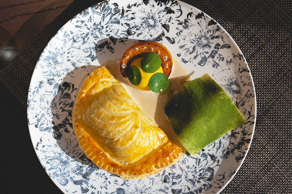 LifTe北欧の暮らし デンマーク出身のフラワーアーティスト ニコライ・バーグマンが手がける「ニコライ バーグマン 箱根 ガーデンズ」で11月4日まで開催されているハロウィンイベントでNOMU(ノム)で提供されるハロウィン限定ランチ（メインプレート、スイーツ、コーヒーまたは紅茶のセット）