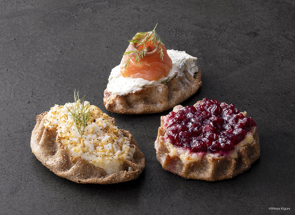 LifTe北欧の暮らし 群馬県前橋の白井屋ホテルで10月1日(水)から10月31日(金)まで開催されるフィンランドフェアで提供されるカルヤランピーラッカ＋ムナボイ（エッグバター）、カルヤランピーラッカ＋スモークサーモン、ペルナピーラッカ＋リンゴンベリージャム