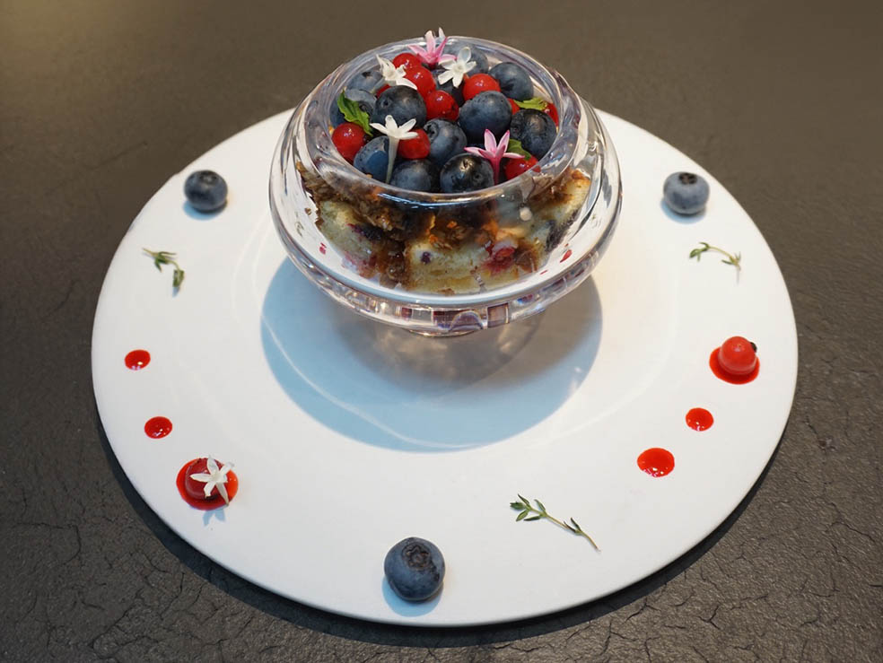 LifTe北欧の暮らし 群馬県前橋の白井屋ホテルで10月1日(水)から10月31日(金)まで開催されるフィンランドフェアで提供されるベリーベリーパフェ