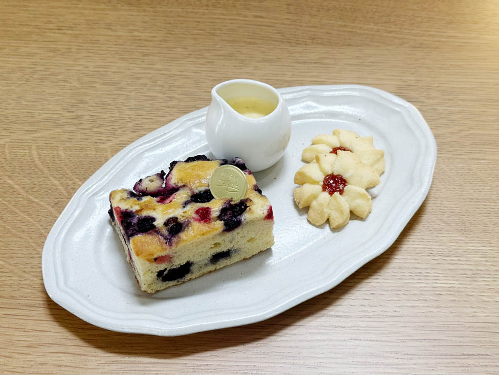 LifTe北欧の暮らし 群馬県前橋の白井屋ホテルで10月1日(水)から10月31日(金)まで開催されるフィンランドフェアで提供されるマルヤピーラッカと花形クッキー「クッカケクシ」のセット