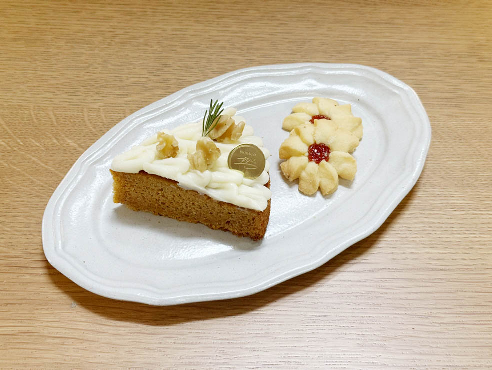 LifTe北欧の暮らし 群馬県前橋の白井屋ホテルで10月1日(水)から10月31日(金)まで開催されるフィンランドフェアで提供されるキャロットケーキと花形クッキー「クッカケクシ」のセット