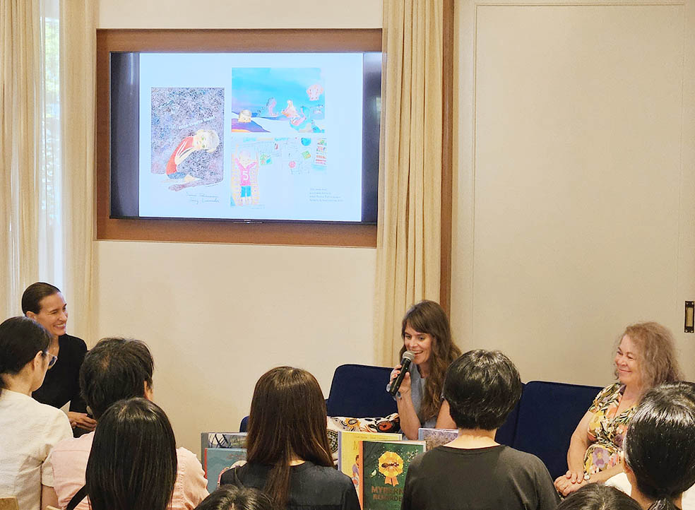 LifTe北欧の暮らし フィンランド大使館で行われた文学トークイベントで登壇したエンニュ・ルカンデルとレーナ・レヘトライネン