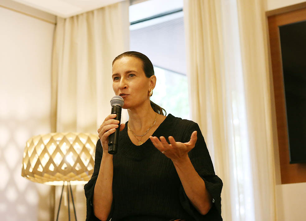 LifTe北欧の暮らし フィンランド大使館で行われた文学トークイベントで登壇したエルナ・ニュカネン=アンダーソン広報文化外交・コミュニケーション担当参事官