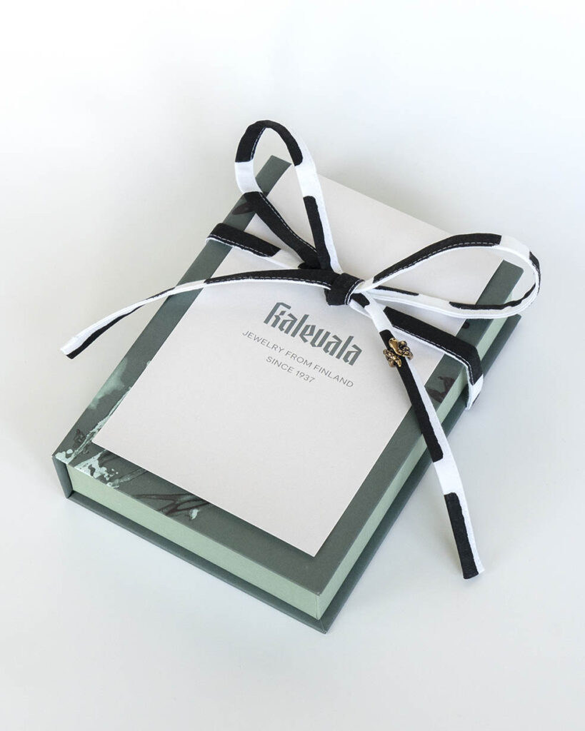 LifTe北欧の暮らし フィンランドのジュエリーブランド「カレワラ」が2025年8月に発表した新コレクションItu（イトゥ）をartek tokyoのポップアップで購入するとシエナのリボンを付けてくれる