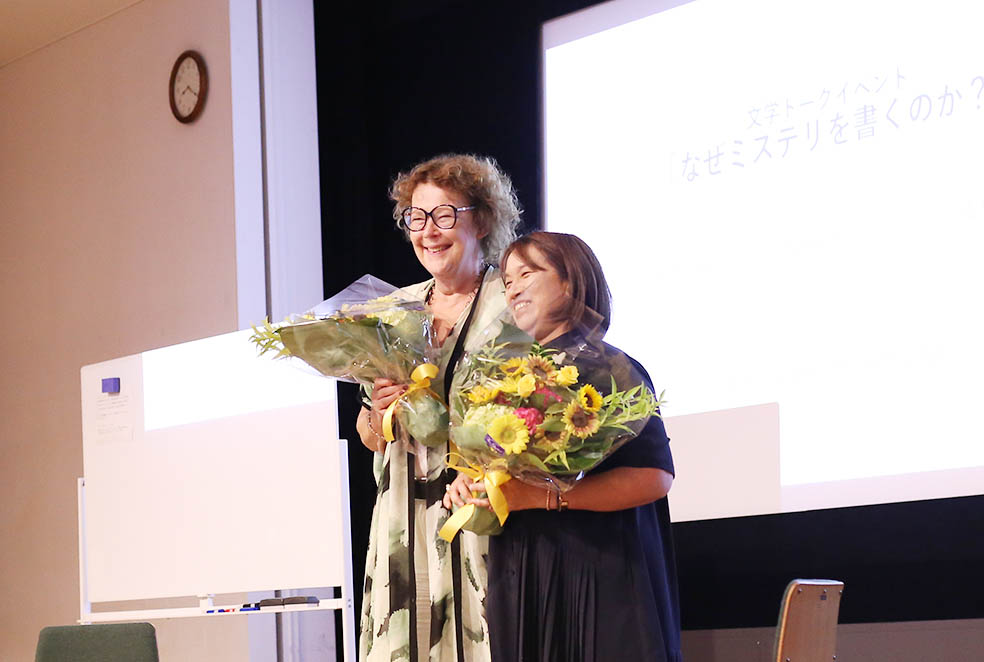 LifTe北欧の暮らし スウェーデン大使館主催で明治大学のリバティータワーで開催された文学のトークイベント「なぜミステリーを書くのか?」で登壇した日本のミステリー作家湊かなえとスウェーデンのミステリー作家トーヴェ・アルステルダール