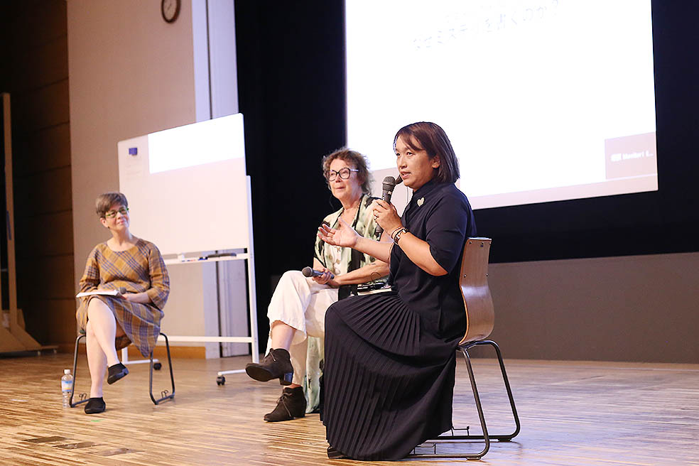 LifTe北欧の暮らし スウェーデン大使館主催で明治大学のリバティータワーで開催された文学のトークイベント「なぜミステリーを書くのか?」で登壇した日本のミステリー作家湊かなえとスウェーデンのミステリー作家トーヴェ・アルステルダール