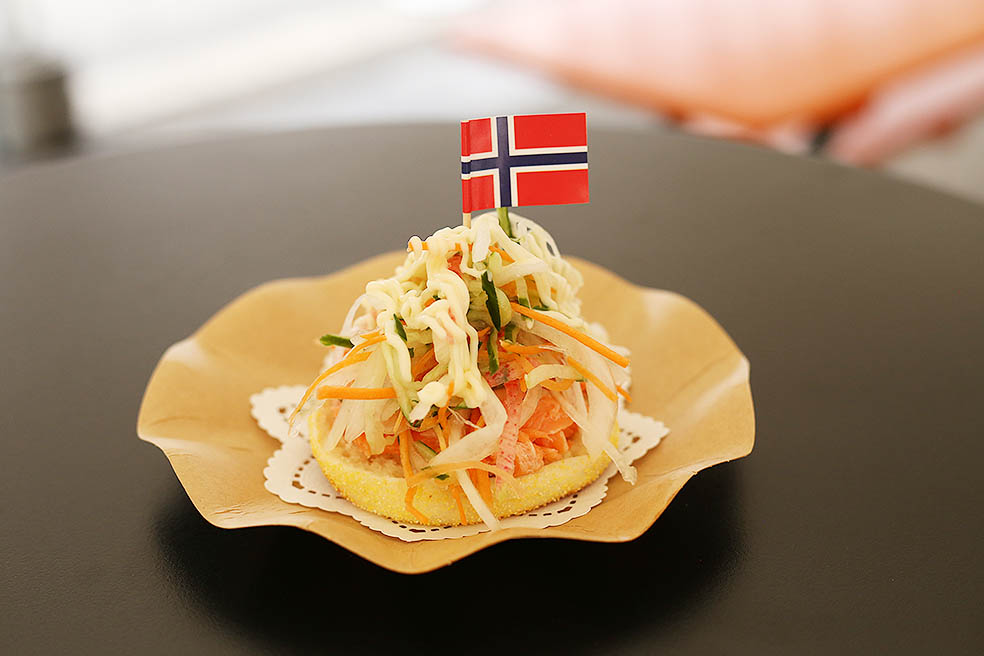 LifTe北欧の暮らし 9月19日(金)から21日(日)まで東京スカイツリーのスカイアリーナで開催されている「ノルウェーシーフードフェス2025」で提供されるリラ・ダーラナ「ホットスモークサーモンのオープンサンド」