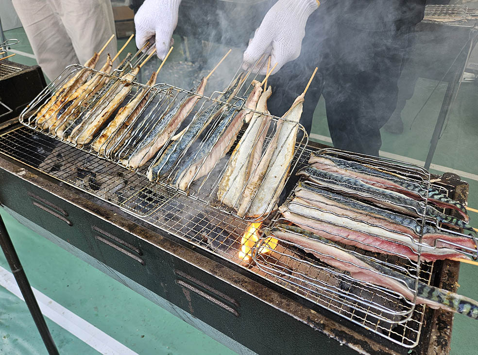 LifTe北欧の暮らし 9月19日(金)から21日(日)まで東京スカイツリーのスカイアリーナで開催されている「ノルウェーシーフードフェス2025」で提供される無料のサバヌーヴォーの炭火焼き