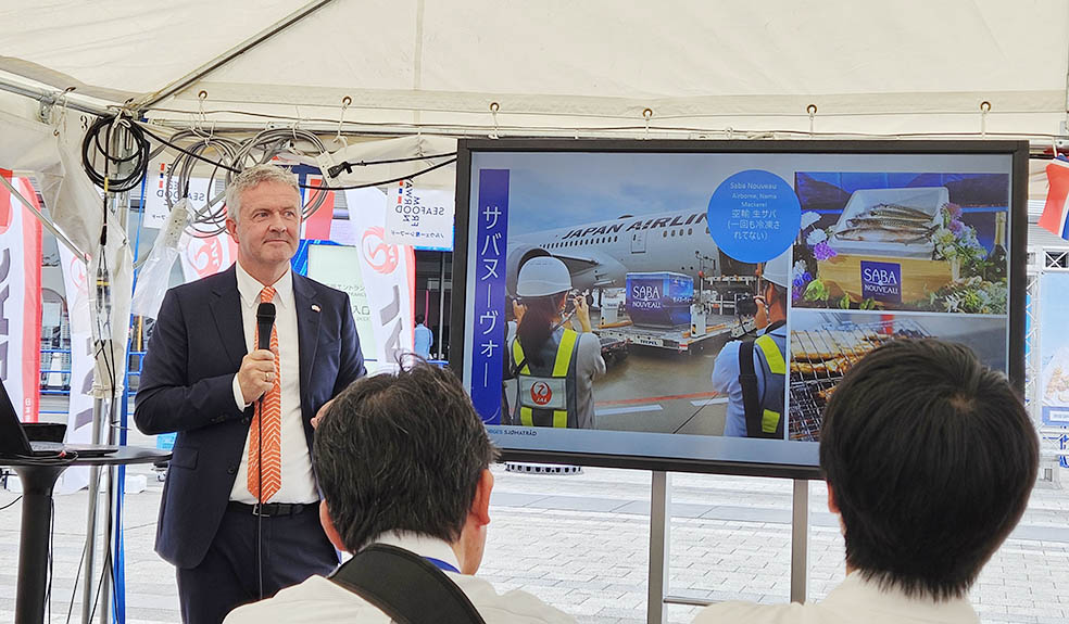 LifTe北欧の暮らし 東京ソラマチで9月21日(金)から3日間ノルウェーのサバヌーヴォやノルウェーサーモンが堪能できるイベント「ノルウェーシーフードフェス2025」でノルウェーの水産物を解説するノルウェー大使館水産部 水産参事官 ヨハン・クアルハイム