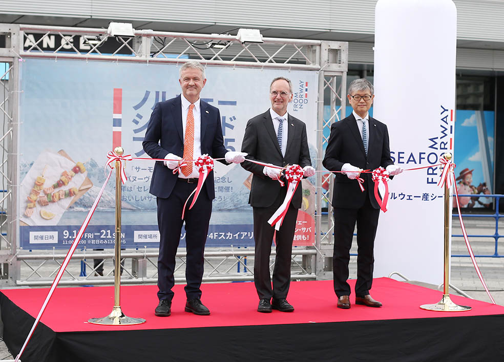 LifTe北欧の暮らし 東京ソラマチで9月21日(金)から3日間ノルウェーのサバヌーヴォやノルウェーサーモンが堪能できるイベント「ノルウェーシーフードフェス2025」のオープニングセレモニーで行われたテープカット 大森康史 ヨハン・クアルハイム フレドリック・ステーン