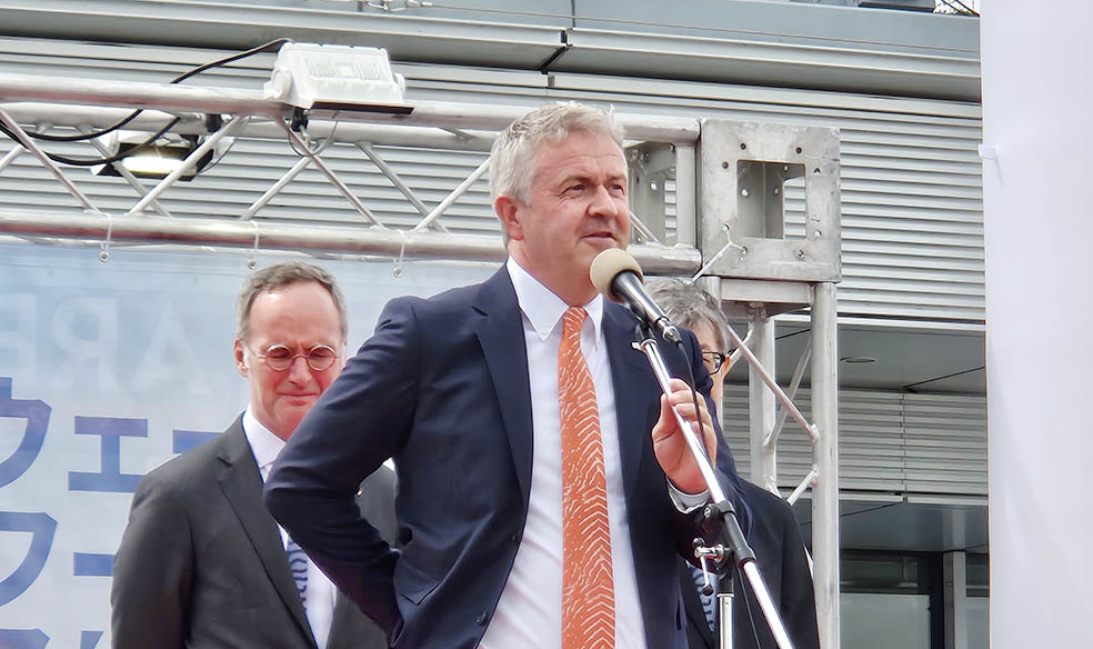 LifTe北欧の暮らし 東京ソラマチで9月21日(金)から3日間ノルウェーのサバヌーヴォやノルウェーサーモンが堪能できるイベント「ノルウェーシーフードフェス2025」のオープニングセレモニーで登壇したノルウェー大使館水産部 水産参事官 ヨハン・クアルハイム