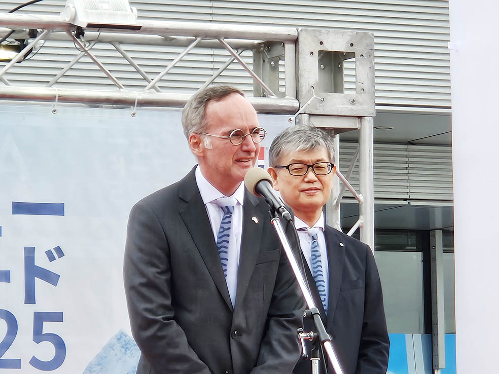 LifTe北欧の暮らし 東京ソラマチで9月21日(金)から3日間ノルウェーのサバヌーヴォやノルウェーサーモンが堪能できるイベント「ノルウェーシーフードフェス2025」のオープニングセレモニーで登壇したノルウェー大使館公使参事官 フレドリック・ステーン