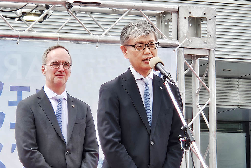 LifTe北欧の暮らし 東京ソラマチで9月21日(金)から3日間ノルウェーのサバヌーヴォやノルウェーサーモンが堪能できるイベント「ノルウェーシーフードフェス2025」のオープニングセレモニーで登壇した日本航空株式会社 執行役員 マイレージ・ライフスタイル事業本部長 大森康史 フレドリック・ステーン