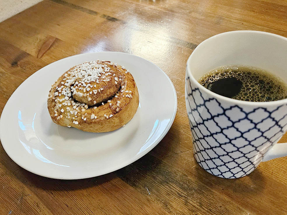 LifTe北欧の暮らし スウェーデン ヨーテボリの人気カフェ&ベーカリーカフェ・クローヌフセット(Café Kronhuset)のシナモンロール 10月4日はシナモンロールの日