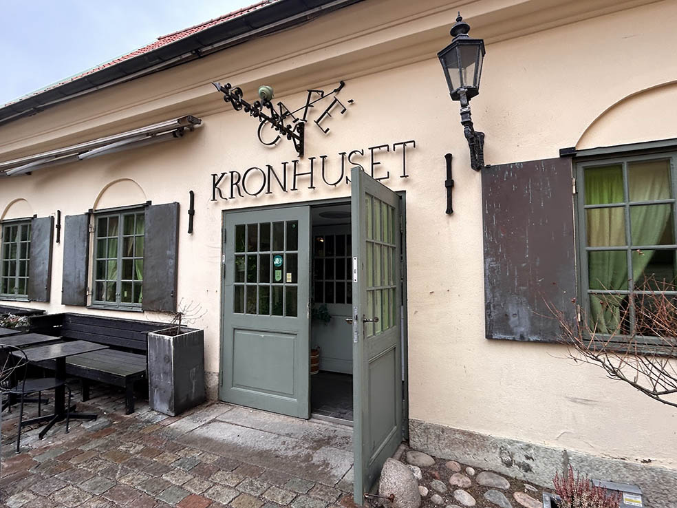 LifTe北欧の暮らし スウェーデン ストックホルムの人気カフェ&ベーカリーカフェ・クローヌフセット(Café Kronhuset) 10月4日はシナモンロールの日