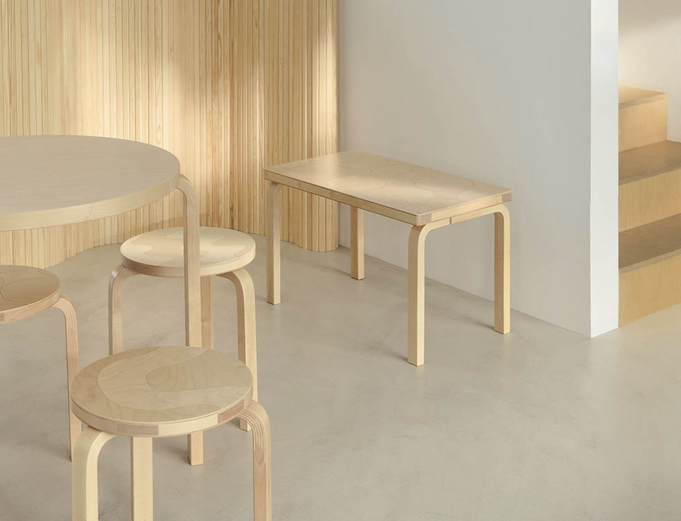 LifTe北欧の暮らし フィンランドのアルテックとマリメッコがコラボをして発売されるアアルトがデザインしたスツール60 柄のデザインはマイヤ・イソラ