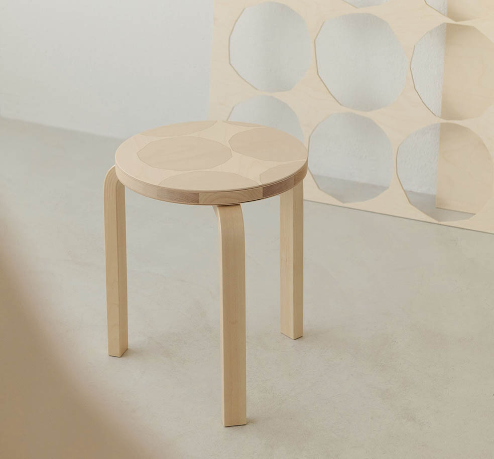 LifTe北欧の暮らし フィンランドのアルテックとマリメッコがコラボをして発売されるアアルトがデザインしたスツール60 柄のデザインはマイヤ・イソラ キヴェット Kivet