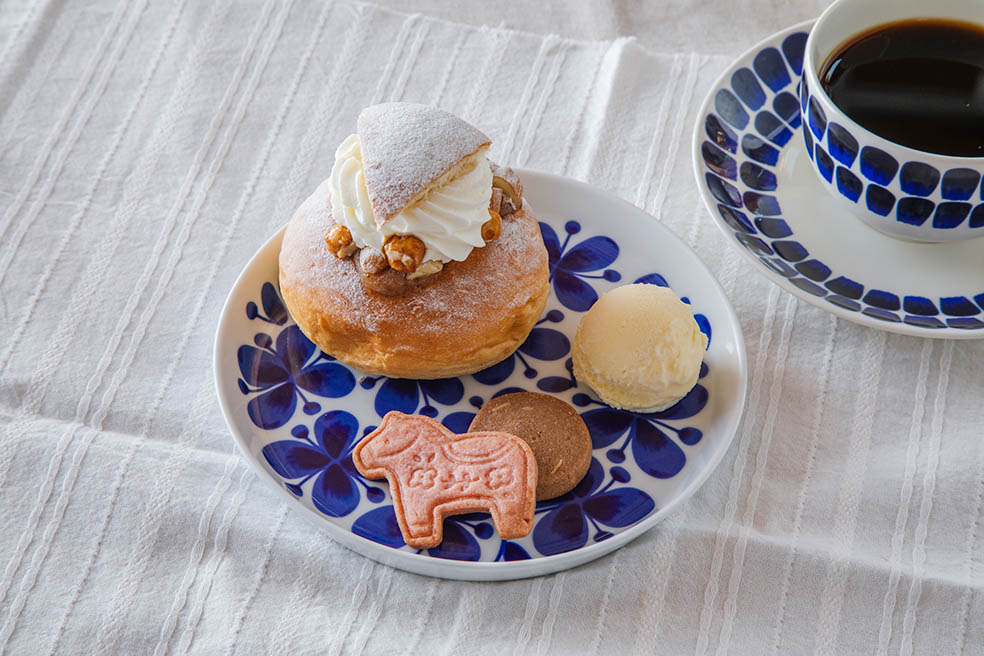 LifTe北欧の暮らし 大阪の四條畷にあるkeittoで食べることができるようになるセムラ、アイスクリーム、クッキー、コーヒーがセットになったFIKAセット セムラは大阪・関西万博の北欧パビリオンで提供されていたもの