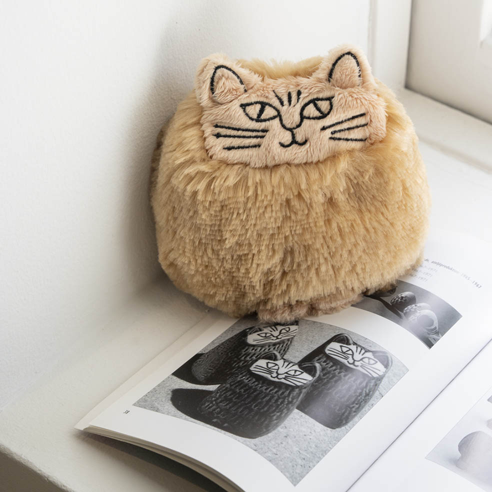 LifTe北欧の暮らし スウェーデンを代表する陶芸家リサ・ラーソンが1965年に生み出した「LITEN KATT」をぬいぐるみとして発売