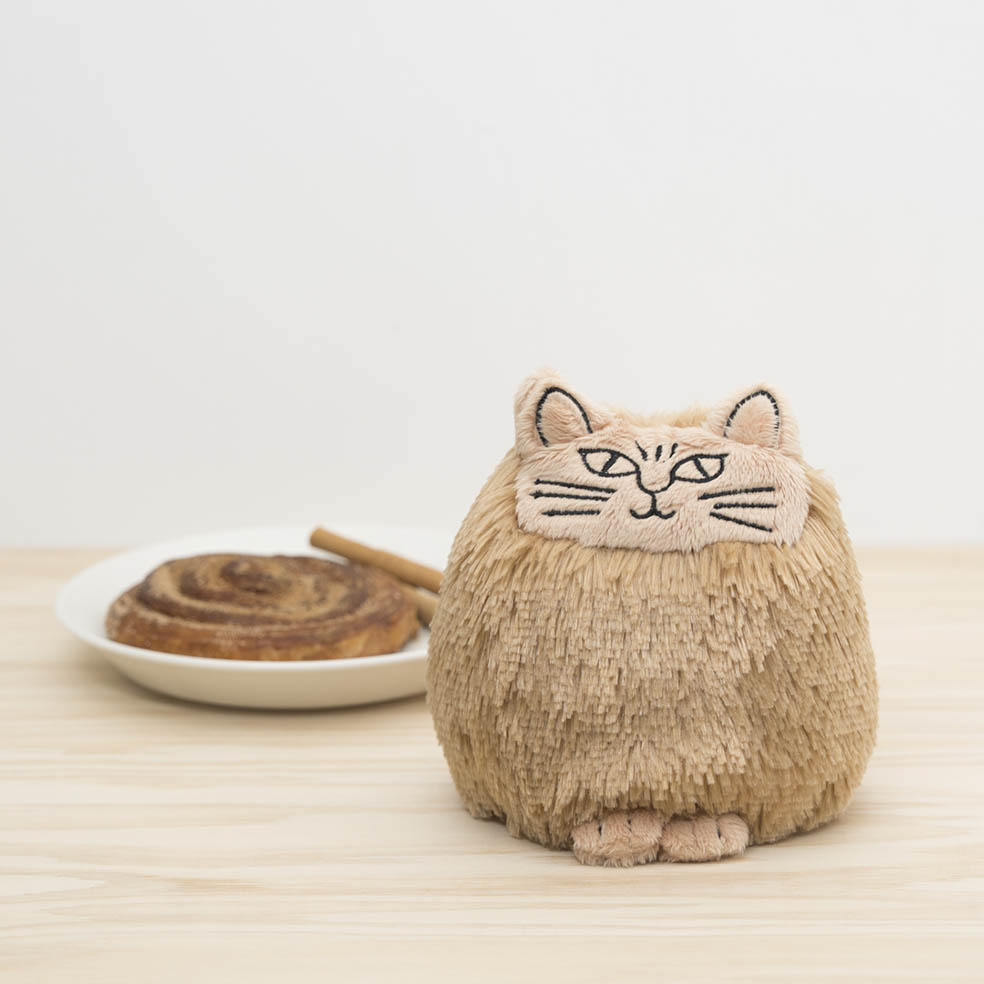 LifTe北欧の暮らし スウェーデンを代表する陶芸家リサ・ラーソンが1965年に生み出した「LITEN KATT」をぬいぐるみとして発売