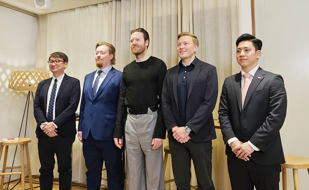 LifTe北欧の暮らし フィンランド大使館で開催されたフィンランド流のコーチングを紹介するイベントで登壇したスポーツジャーナリスト生島淳、イェスパー・ヤロネン、カスパー・ヴオリネン、ラッシ・トゥオビ、東京グレートベアーズのスタッフ野瀬将平