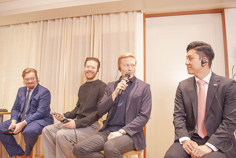 LifTe北欧の暮らし フィンランド大使館で開催されたフィンランド流のコーチングを紹介するイベントで登壇したイェスパー・ヤロネン、カスパー・ヴオリネン、ラッシ・トゥオビ、東京グレートベアーズのスタッフ野瀬将平