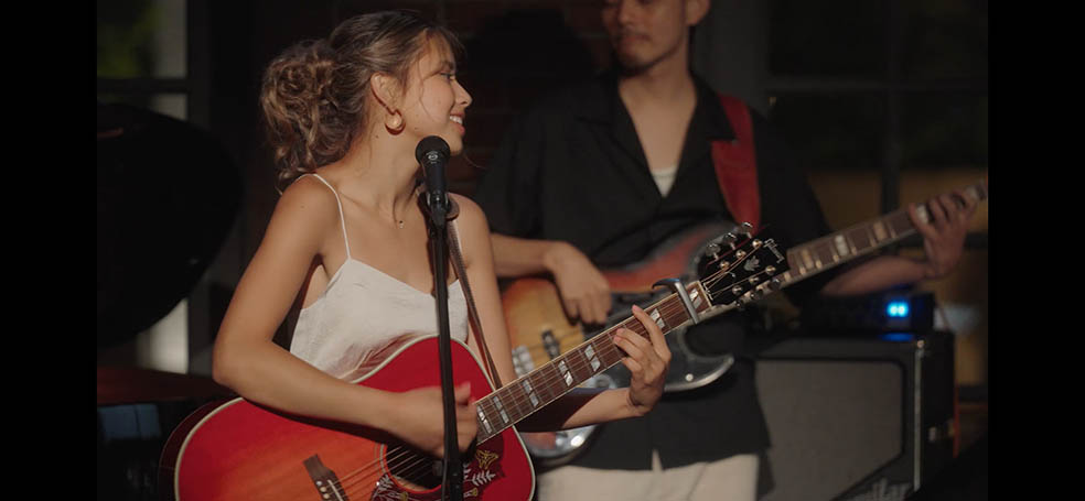 LifTe北欧の暮らし 埼玉県飯能市のメッツァビレッジで開催されている「メッツァの北欧クリスマス2025」で12月13日に開催されるスウェーデン人の母を持つMOMMOによるアコースティック・クリスマスライブ with MOMMO