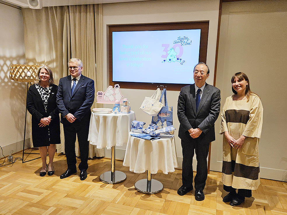 LifTe北欧の暮らし フィンランド大使館で開催されたたムーミンアラビアのイベントで登壇したタンヤ・ヤースケライネン駐日フィンランド大使、フィスカース副社長ペッカ・サルミさん、ヘッド・オブ・デザイン、アンニカ・ティックルさん、日本赤十字社の代表者