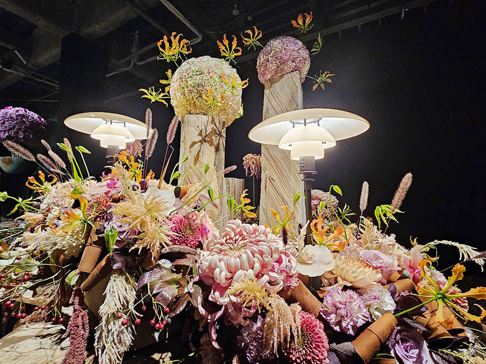 LifTe北欧の暮らし デンマーク出身のフラワーアーティスト ニコライ・バーグマンがフラワーボックス生誕25周年を記念して開催している特別展「KUMIAWASE -25年の軌跡を、25のフラワーアートと組み合わせで紡ぐ5日間-」で展示されているルイスポールセンとのコラボアート