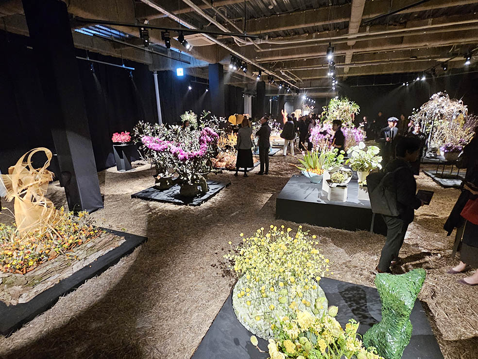 LifTe北欧の暮らし デンマーク出身のフラワーアーティスト ニコライ・バーグマンがフラワーボックス生誕25周年を記念して開催している特別展「KUMIAWASE -25年の軌跡を、25のフラワーアートと組み合わせで紡ぐ5日間-」の様子