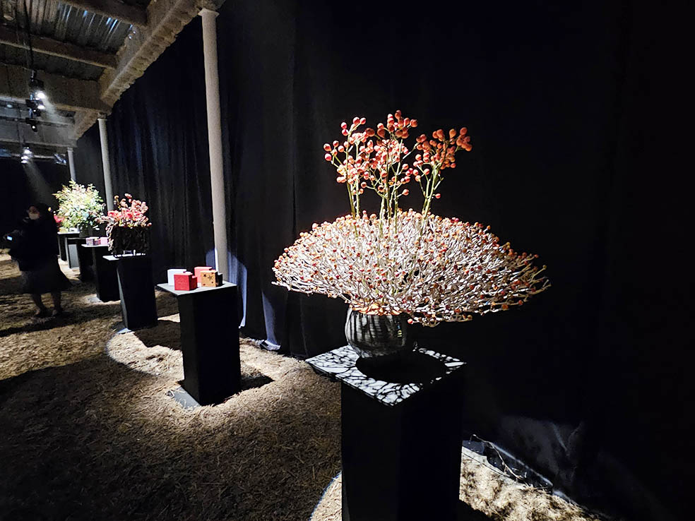 LifTe北欧の暮らし デンマーク出身のフラワーアーティスト ニコライ・バーグマンがフラワーボックス生誕25周年を記念して開催している特別展「KUMIAWASE -25年の軌跡を、25のフラワーアートと組み合わせで紡ぐ5日間-」