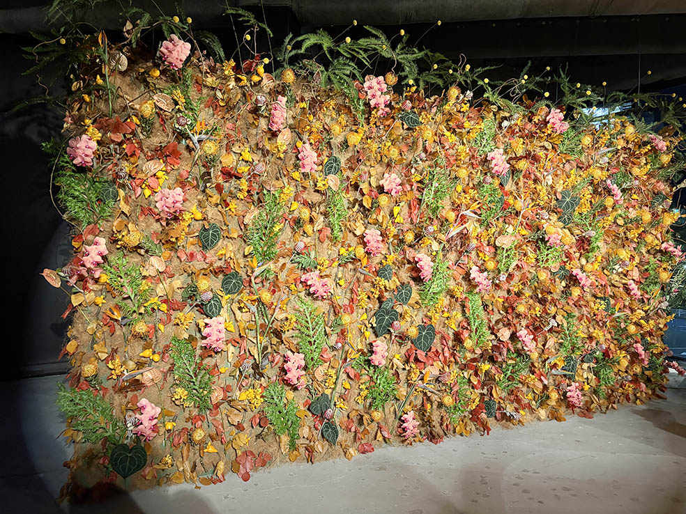 LifTe北欧の暮らし デンマーク出身のフラワーアーティスト ニコライ・バーグマンがフラワーボックス生誕25周年を記念して開催している特別展「KUMIAWASE -25年の軌跡を、25のフラワーアートと組み合わせで紡ぐ5日間-」の2F物販コーナーに設置されたフラワーウォール