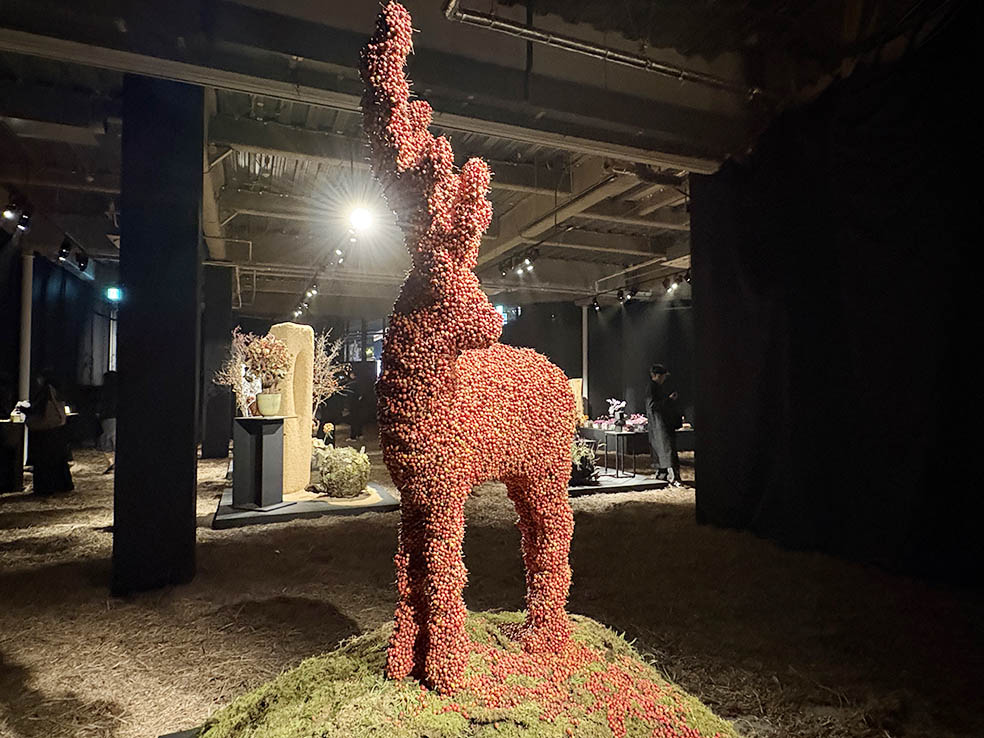 LifTe北欧の暮らし デンマーク出身のフラワーアーティスト ニコライ・バーグマンがフラワーボックス生誕25周年を記念して開催している特別展「KUMIAWASE -25年の軌跡を、25のフラワーアートと組み合わせで紡ぐ5日間-」名和晃平さんの作品とコラボしたアート