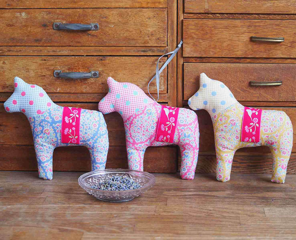 LifTe北欧の暮らし 11月20日(木)から松坂屋静岡店で開催される「北欧展2025」で販売される ノルウェーのティルダの記事をつかって作れるダーラナホースの刺繍キット