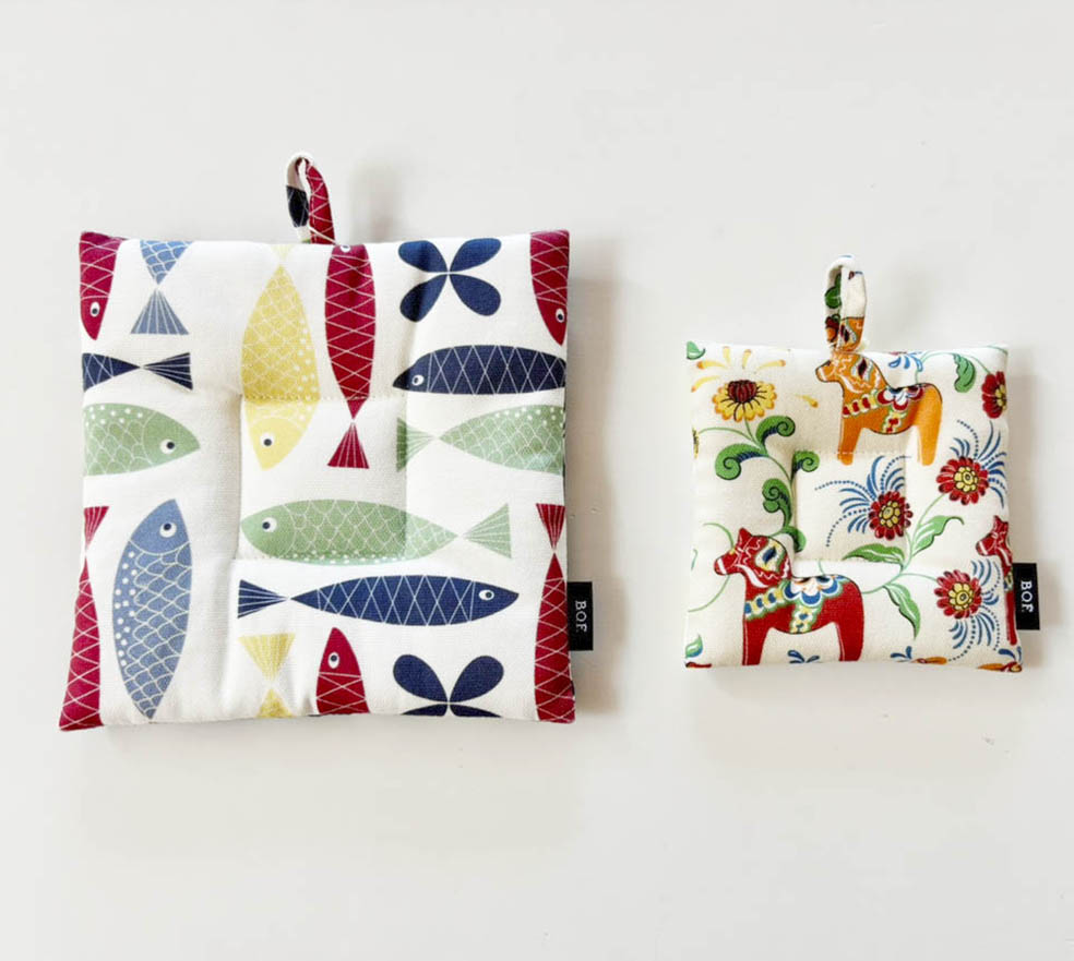 LifTe北欧の暮らし 11月20日(木)から松坂屋静岡店で開催される「北欧展2025」で販売される スウェーデンブランド アルビッドソンズテキスタイルの生地を活用して作った鍋敷きとティーポットホルダー