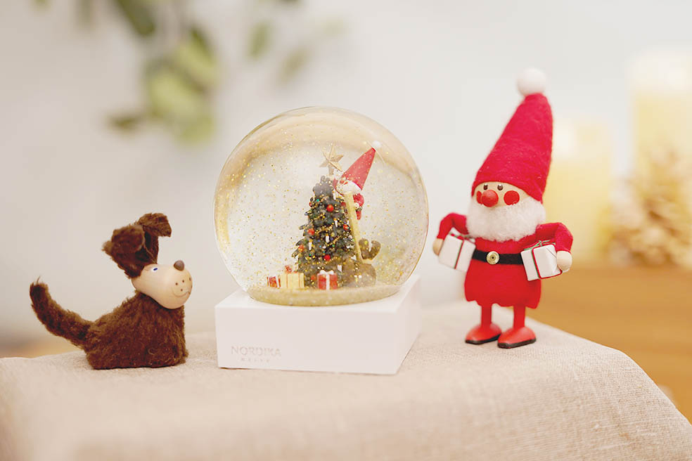 LifTe北欧の暮らし クリスマスの時期にぴったりのデンマークブランド「ノルディカニッセ」が発売する2025年のスノードームは、アメリカのスノードームメーカー「CoolSnowGlobes®」とのコラボアイテム スノードーム　飾りつけをするサンタとイヌ