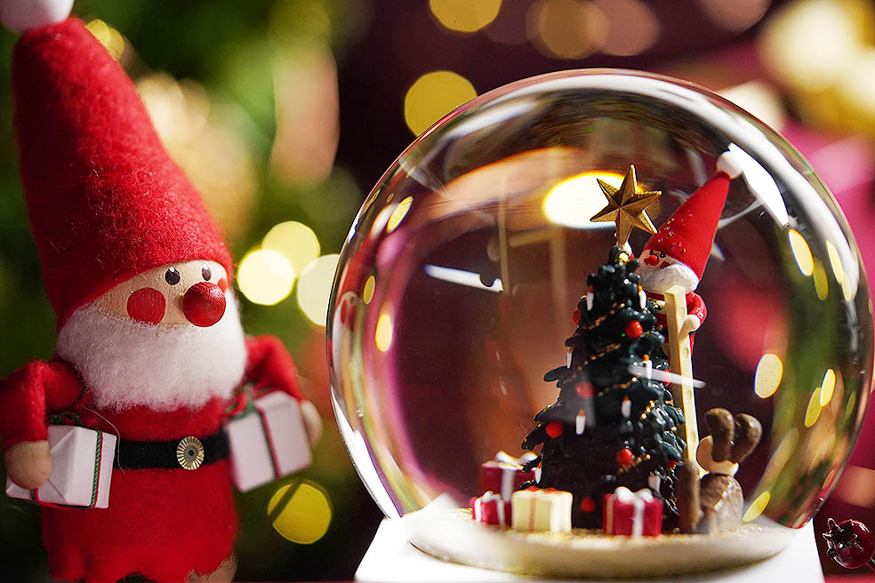 LifTe北欧の暮らし クリスマスの時期にぴったりのデンマークブランド「ノルディカニッセ」が発売する2025年のスノードームは、アメリカのスノードームメーカー「CoolSnowGlobes®」とのコラボアイテム スノードーム　飾りつけをするサンタとイヌ