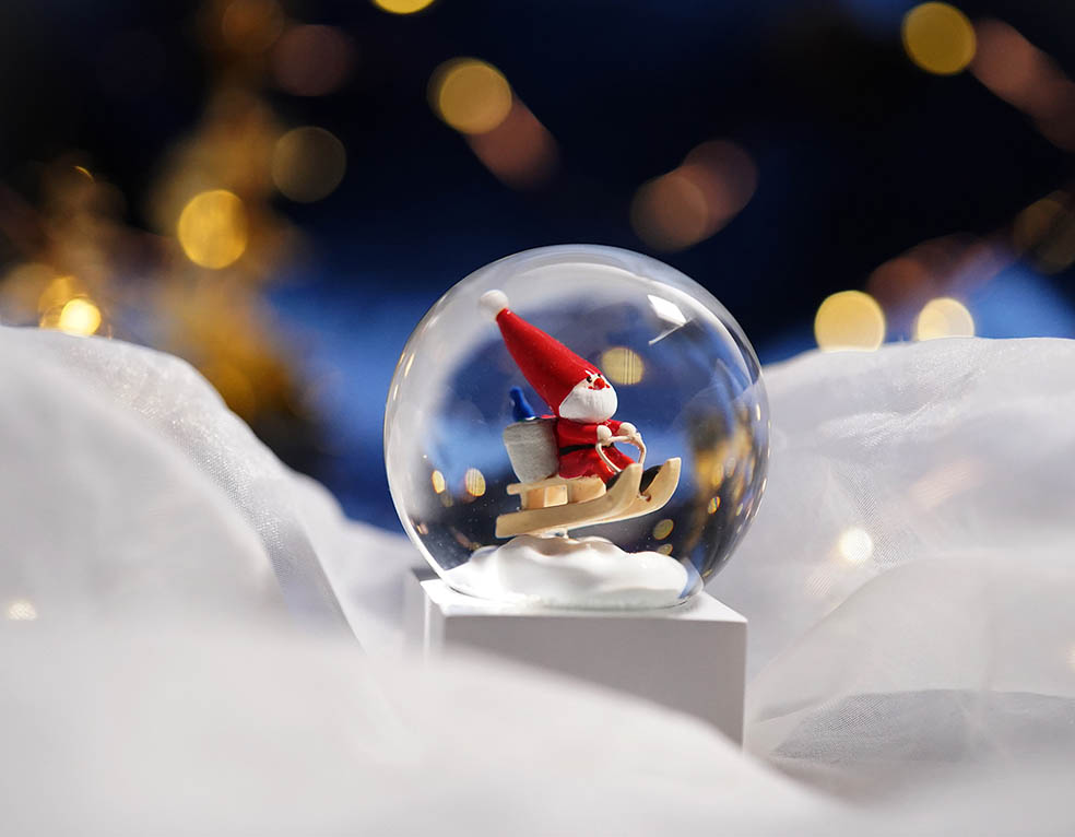 LifTe北欧の暮らし クリスマスの時期にぴったりのデンマークブランド「ノルディカニッセ」が発売する2025年のスノードームは、アメリカのスノードームメーカー「CoolSnowGlobes®」とのコラボアイテム スノードームミニ そりに乗ったサンタ