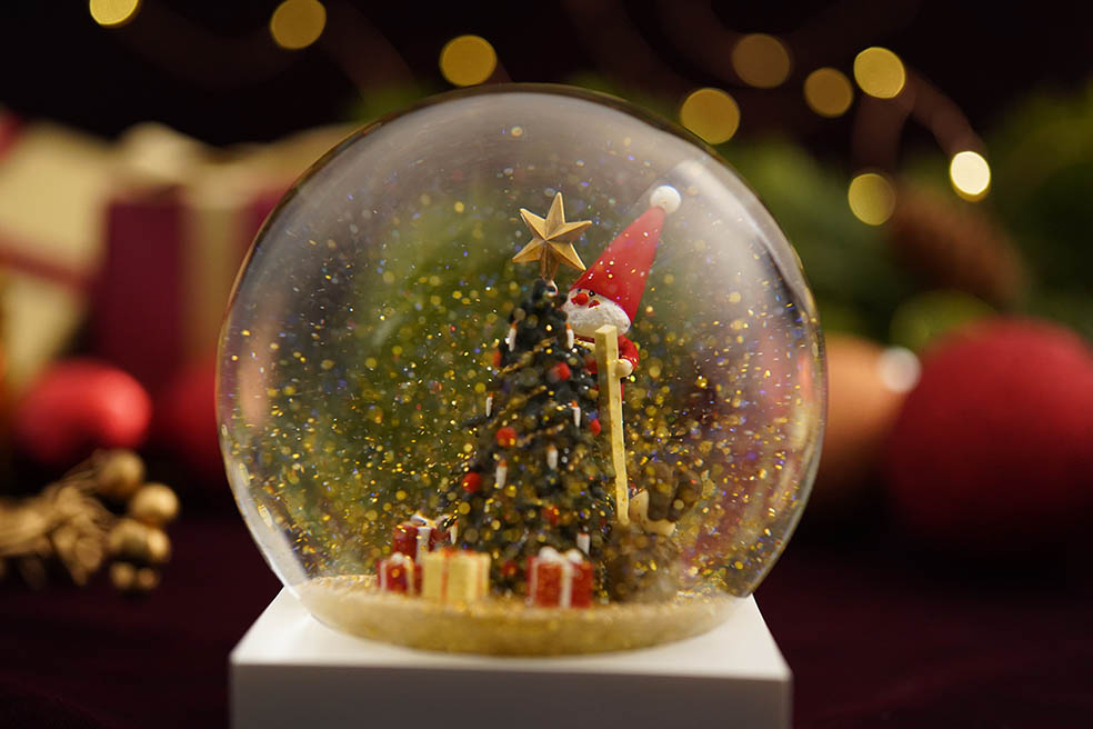 LifTe北欧の暮らし クリスマスの時期にぴったりのデンマークブランド「ノルディカニッセ」が発売する2025年のスノードームは、アメリカのスノードームメーカー「CoolSnowGlobes®」とのコラボアイテム スノードーム　飾りつけをするサンタとイヌ