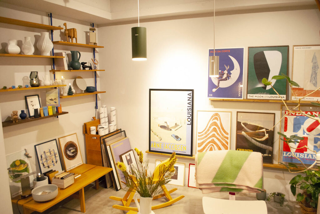 LifTe北欧の暮らし デンマークをはじめスウェーデンのブランドも取り扱うNOMAD(ノマド)のショールームにディスプレイされていたMOEBE(ムーベ)のシェルフや、ルイジアナ美術館のポスター