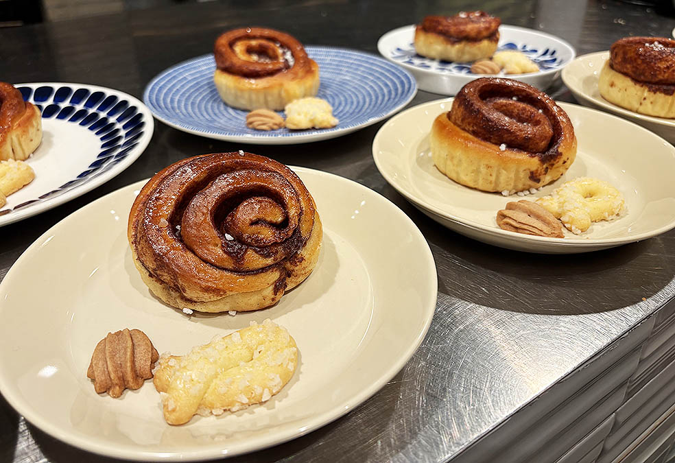 LifTe北欧の暮らし 12月3日に大阪の四條畷の北欧レストラン「ケイットルオッカラ」で開催された大阪・関西万博 北欧パビリオンのトークイベントで提供されたシナモンロールとクッキーのFIKAセット