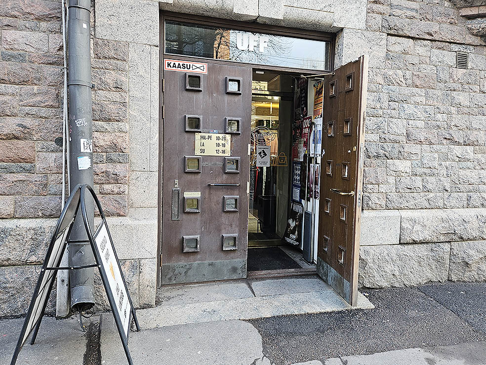 LIfTe北欧の暮らし フィンランドの首都ヘルシンキでおすすめしたい古着屋(セカンドハンドショップ)の「UFF Vintage Bulevardi」