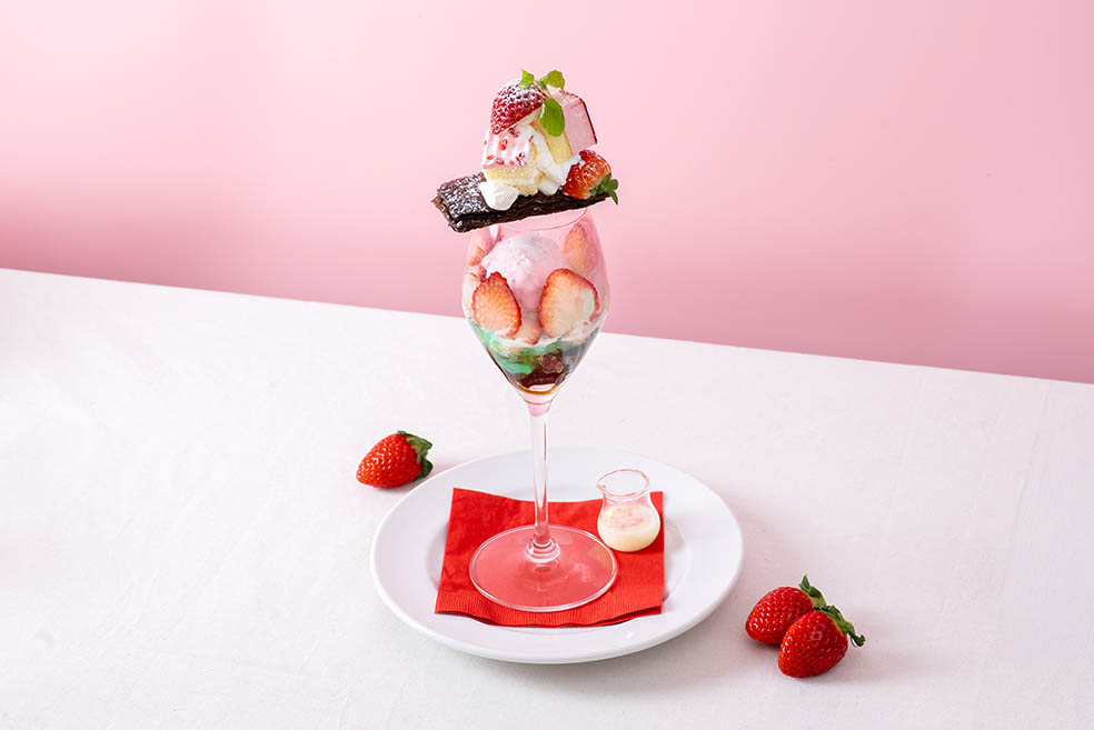 LifTe北欧の暮らし フィンランド式のサウナを楽しめる埼玉県大宮のおふろcafe utataneで1月15日(いいいちごの日)から開催される埼玉県産ブランド苺「あまりん」を使用した摘みたてあまりんのミルフィーユパフェ