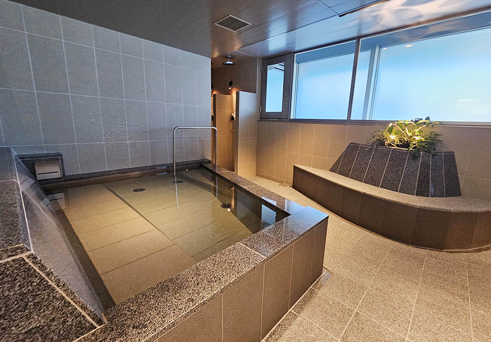 LifTe北欧の暮らし 2月6日に品川高輪にオープンするタナカカツキさんが総合プロデューサーを務めた 「高輪SAUNAS」の女性サウナ室にある暖かいお風呂