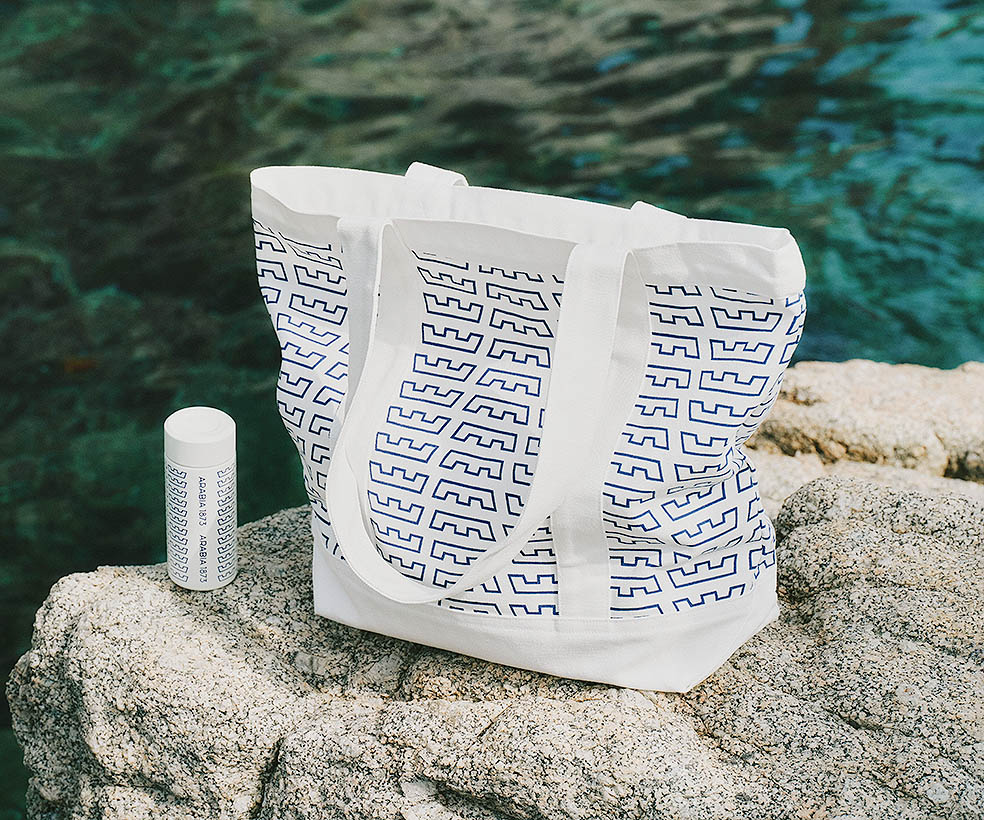 LifTe北欧の暮らし フィンランドのアラビアが発売する「アラビア 1873」のステンレスボトルとトートバッグ