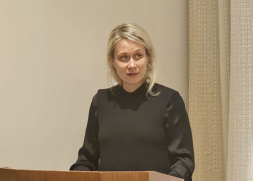 LifTe北欧の暮らし フィンランドのイッタラを代表するアアルトベースが誕生から90周年を迎えフィンランド大使館でプレス向けイベントが開催され登壇したイッタラ クリエイティブディレクターのヤンニ・ヴェプサライネン